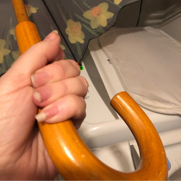 Vintage Daffodil Print Umbrella- 790 $35 or $30 w/offer - Picture 6 of 14